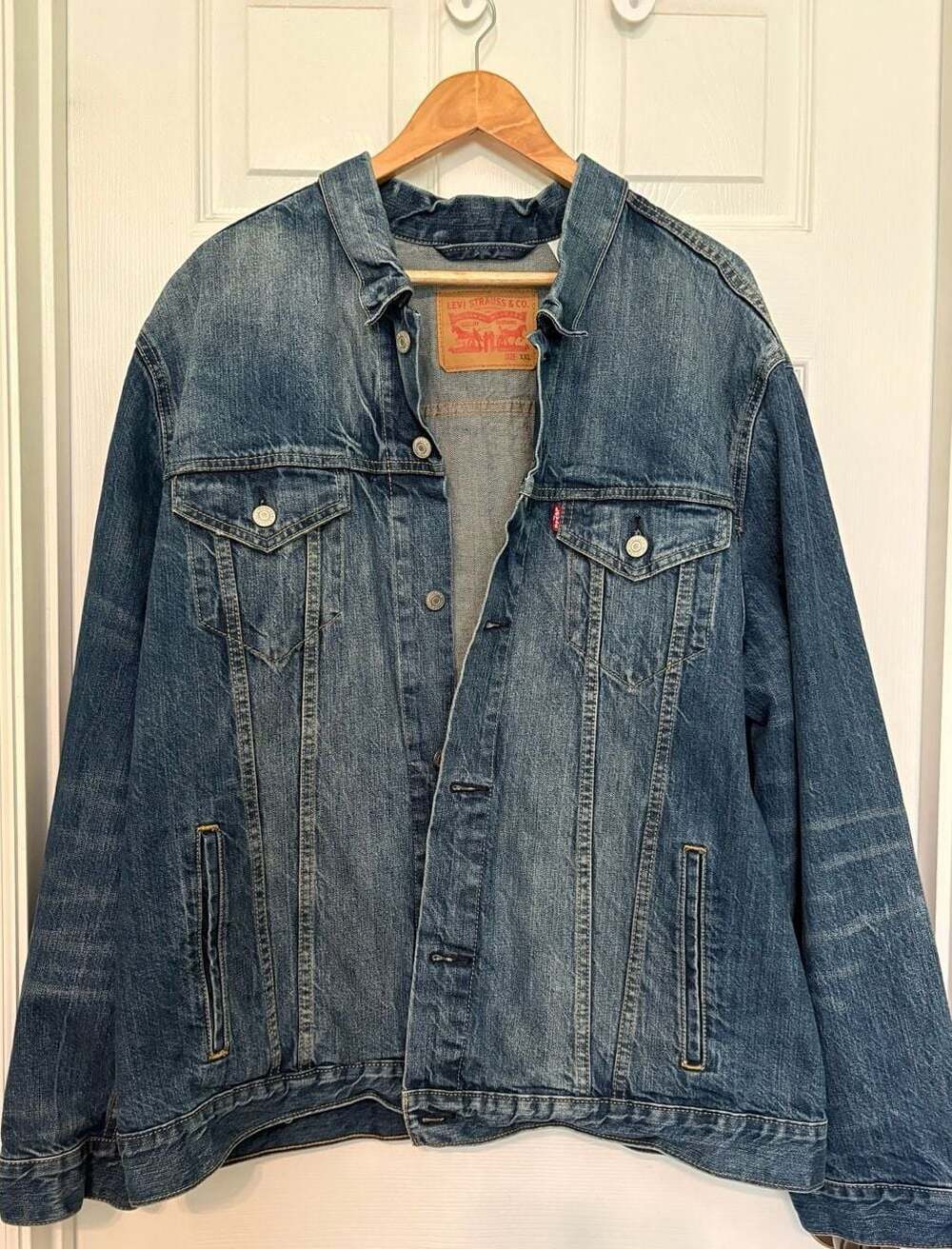 EUC Levi's Medium Wash Denim Trucker Jacket Size XXL
